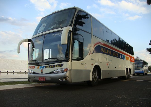 Ônibus da Alfa Luz.