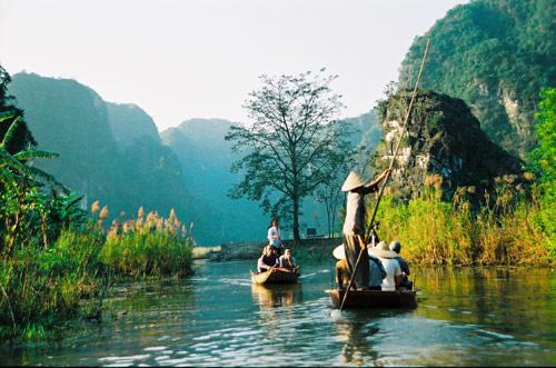 Nativos andando pelas ilhas do vietnã 