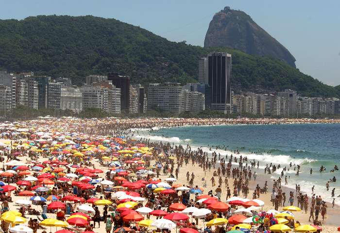 Ataque de tubarões e arrastão na praia de Copacabana.