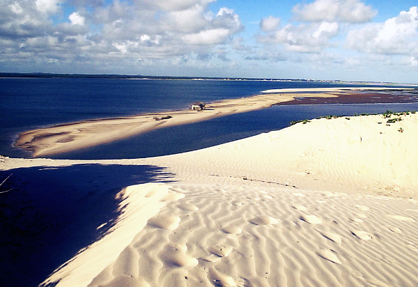 A praia é repleta por dunas e lençóis de água