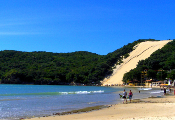 A Praia de Ponta Negra é a mais badalada de Natal, no Rio Grande do Norte.