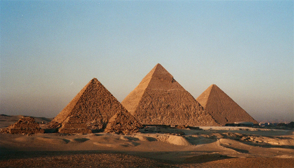 As pirâmides do Egito são um monumento histórico muito popular. 