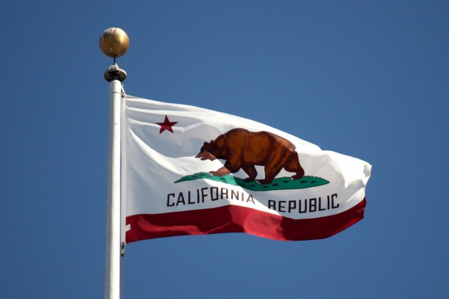 Bandeira com urso que simboliza a República da Califórnia. 