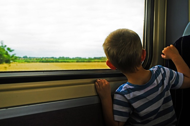 As viagens com crianças e adolescentes requerem cuidados.