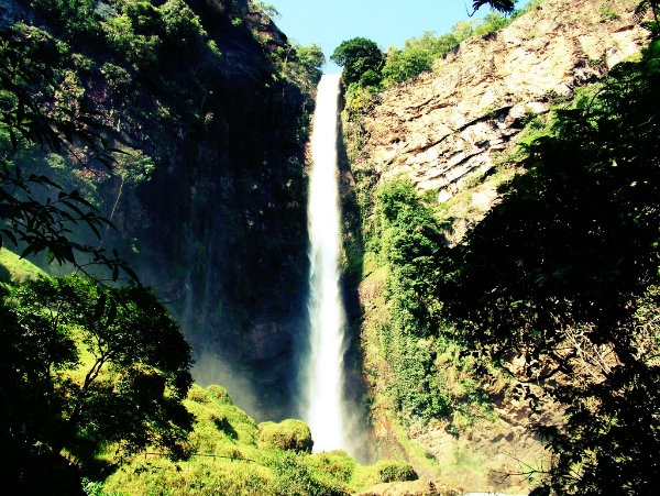 O maior salto de cachoeira da América Latina. 